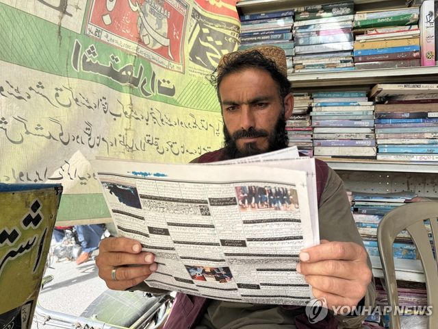 탈레반·파키스탄 휴전협정 소식 실린 신문 읽는 파키스탄인