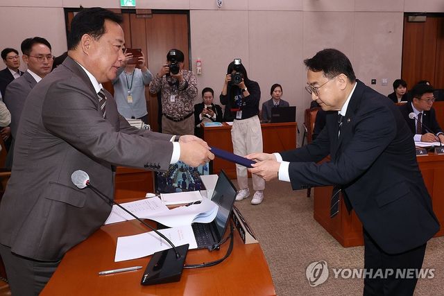 선서문 제출하는 김인호 산림청장