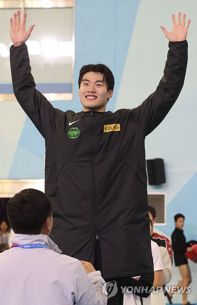 관중들에게 인사하는 황선우