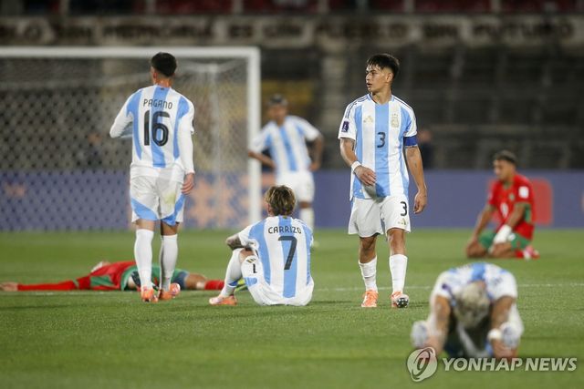 주저앉아 허탈해하는 아르헨티나 U-20 대표팀 선수들