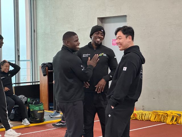 자메이카 선수들과 대화 나누는 원윤종 위원장