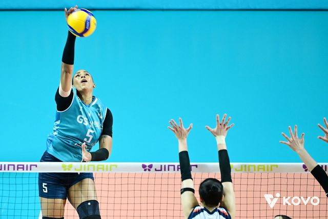 새 시즌에도 강력한 GS칼텍스 실바의 스파이크