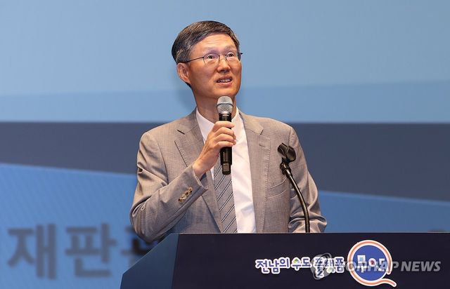 강연하는 문형배 전 헌재소장 대행