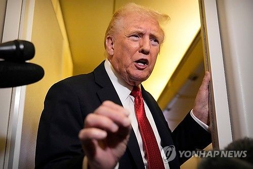 에어포스원에서 취재진에게 대답하는 도널드 트럼프 미국 대통령.