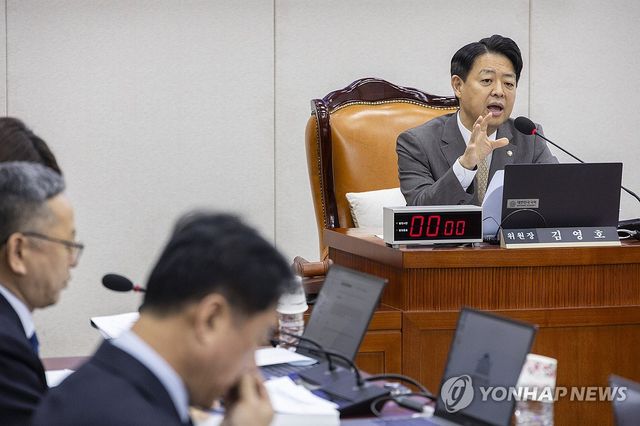 국감 진행 중인 김영호 교육위원장