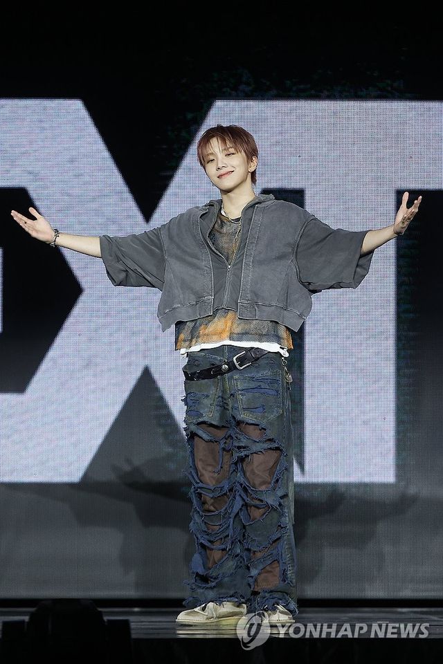 포즈 취하는 운학