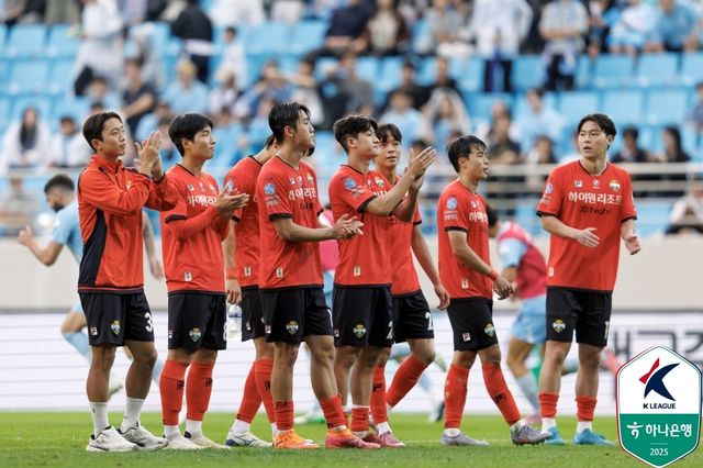 팬들에게 박수를 보내는 강원FC 선수들