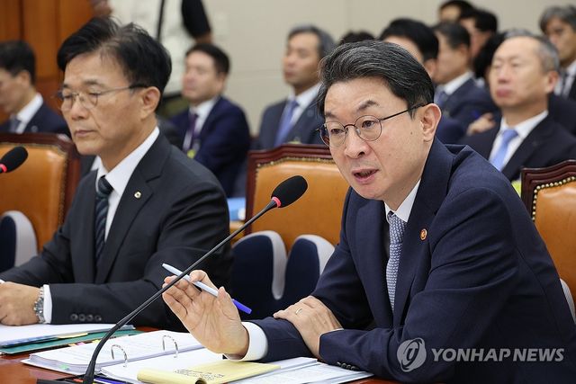 답변하는 이억원 금융위원장