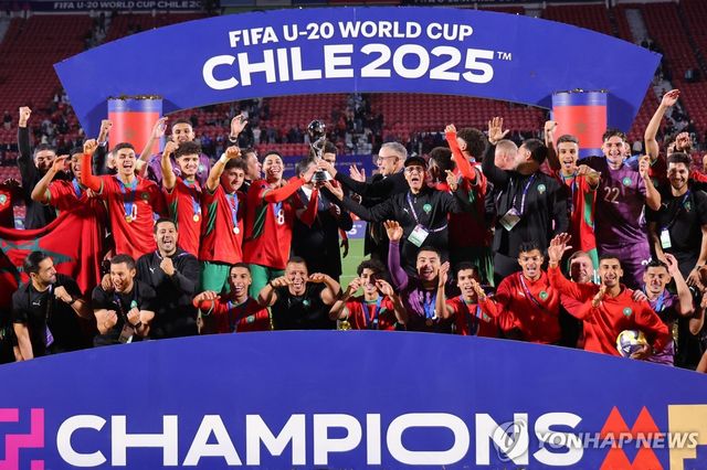 2025 FIFA U-20 월드컵 우승 트로피를 들고 기뻐하는 모로코 선수들.