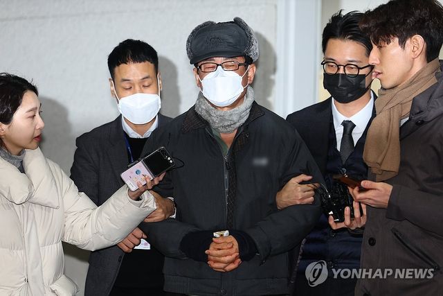 호송차량 향하는 노상원 전 국군정보사령관