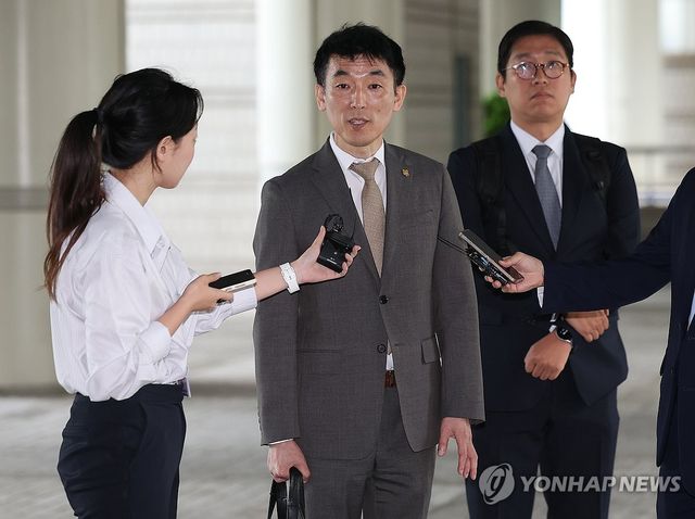 취재진 질문에 답하는 이하상 변호사