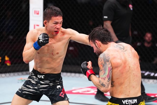 UFC에서 2연속 패배한 박현성(왼쪽)