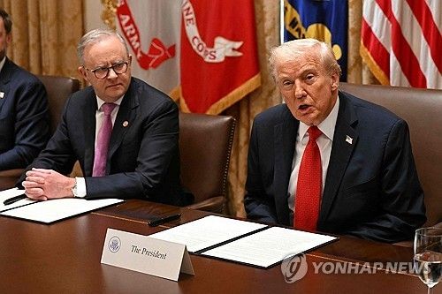 도널드 트럼프 미국 대통령(오른쪽)