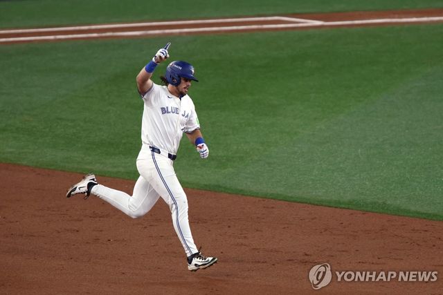 4회 2점 홈런을 치고 베이스를 도는 토론토 애디슨 바저