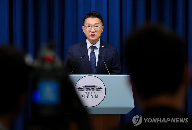 브리핑하는 김남준 대변인