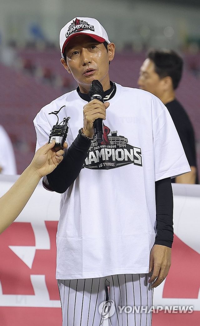 우승 소감 밝히는 염경엽 감독