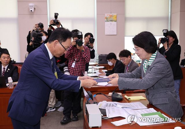 선서문 제출하는 김대웅 서울고등법원장