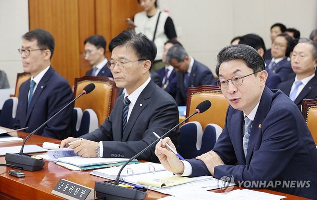 답변하는 이억원 금융위원장