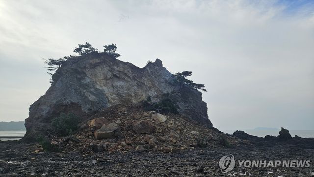 국가자연유산 태안 할아비바위 측면 붕괴