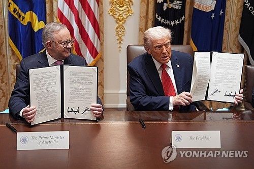 '미-호주 희토류·광물 협력 프레임워크' 서명한 트럼프 