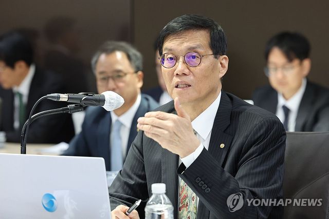 의원 질의에 답하는 이창용 한은 총재