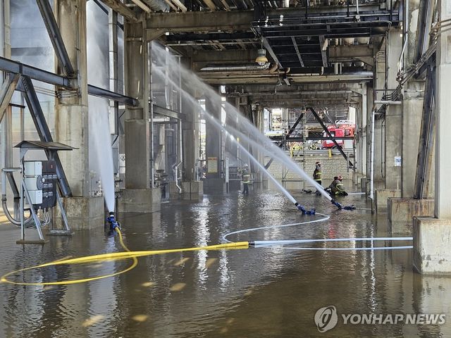 SK에너지 화재 현장 냉각하는 소방관들