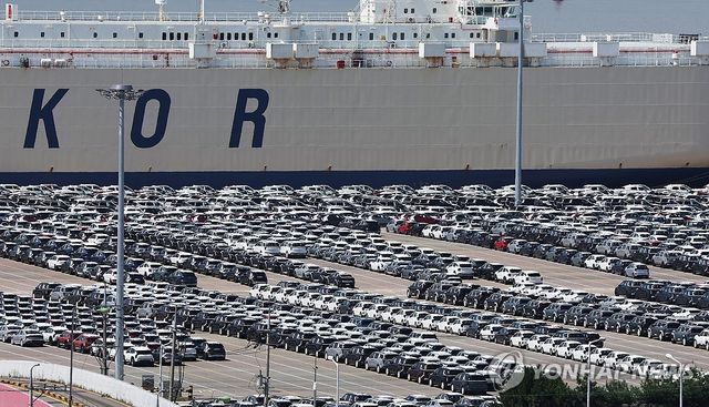 경기도 평택항에 수출용 차량이 세워져 있다