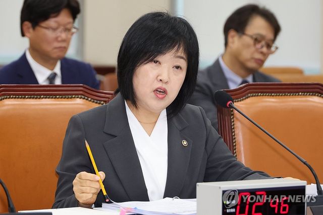 답변하는 홍소영 병무청장