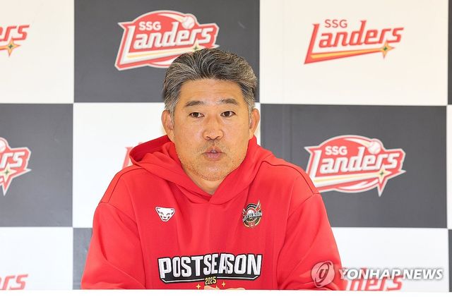 인터뷰하는 이숭용 감독