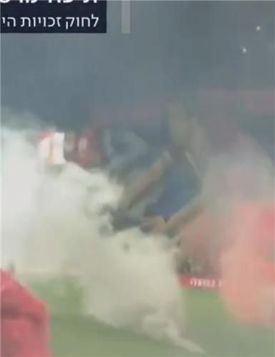 난장판 된 텔아비브 더비 그라운드