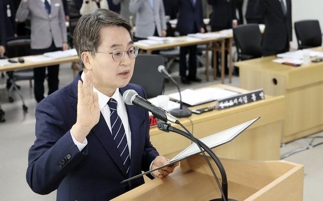 국정감사 선서하는 김동연 지사