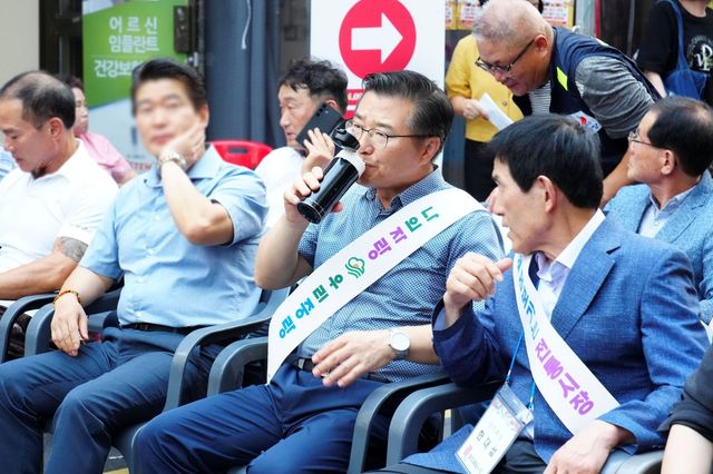 텀블러를 사용하는 류경기 구청장