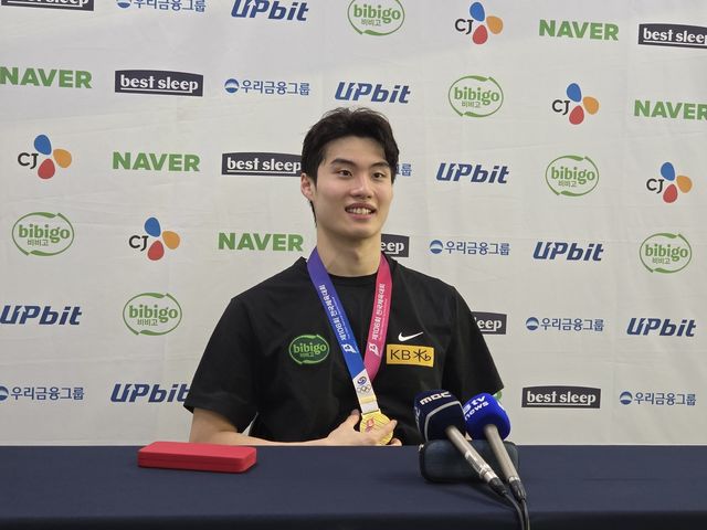 인터뷰하는 황선우