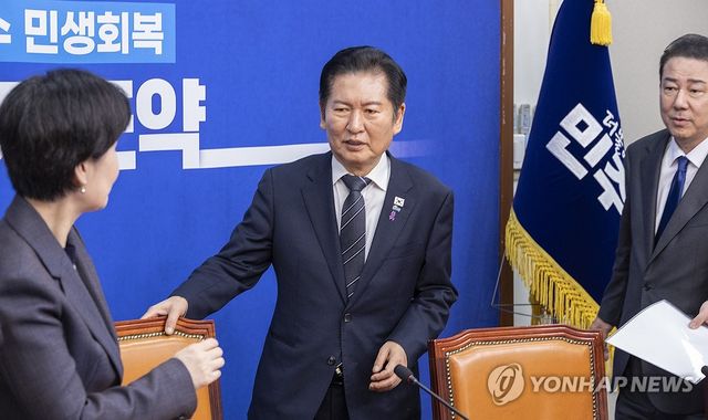 사법개혁안 발표 입장하는 정청래와 김병기