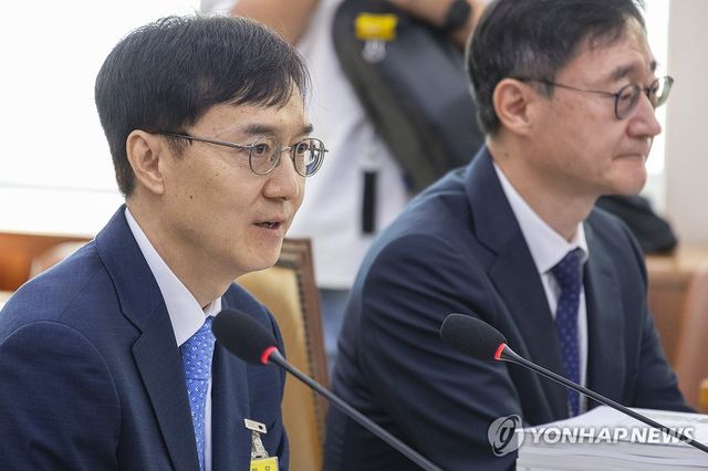 국감에서 답변하는 오민석 서울중앙지법원장