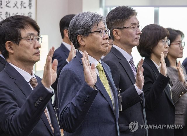 법사위 국감에서 증인 선서하는 김재호 춘천지방법원장