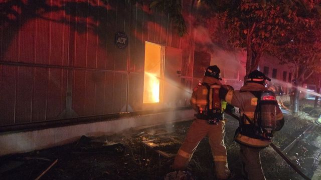 화재 진압하는 소방대원