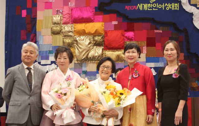 제10차 세계한인여성대회서 교육 부문 세계화 공로 대상을 받은 정미령 교수