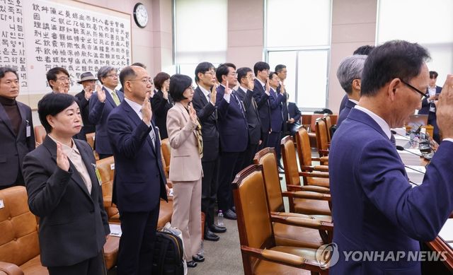 법사위 국감에서 선서하는 법원장들