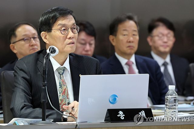 의원 질의에 답하는 이창용 한은 총재
