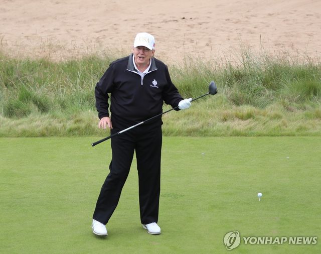 골프 치는 도널드 트럼프 대통령