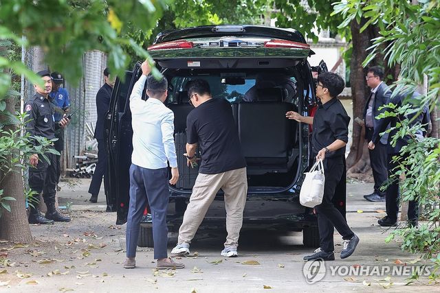 캄보디아 피살 대학생 부검 참석하는 한국 부검의와 수사관들