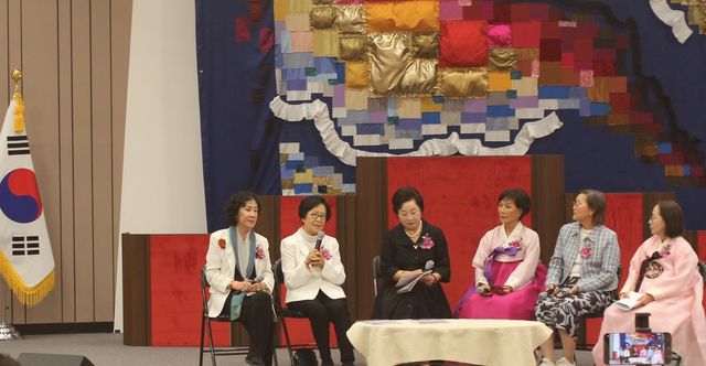 '2025 세계한인여성 정책포럼'에서 발언하는 정미령 교수