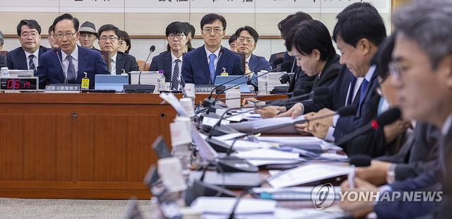 질의에 답하는 김대웅 서울고등법원장