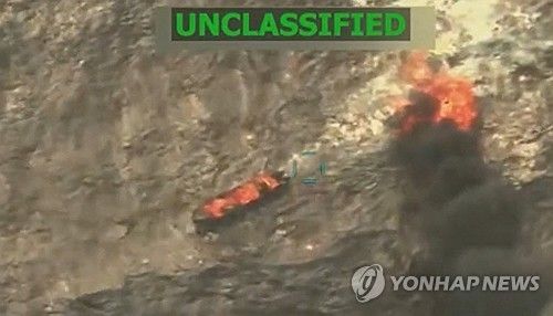 트럼프 대통령이 공개한 베네수엘라 마약운반선 공습 영상 캡처 사진 