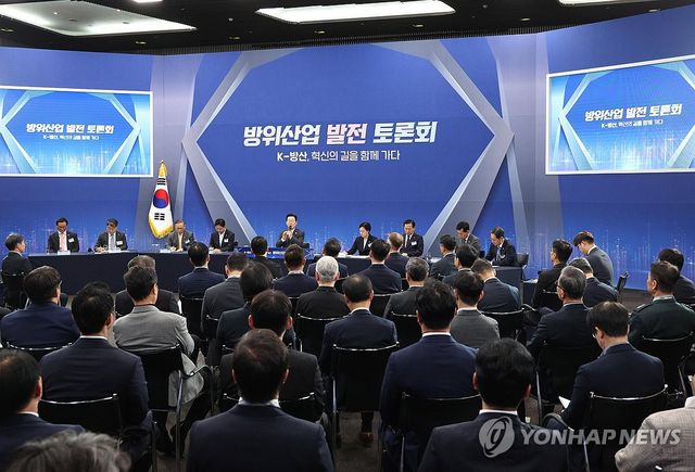 이재명 대통령, 방위산업 발전 토론회