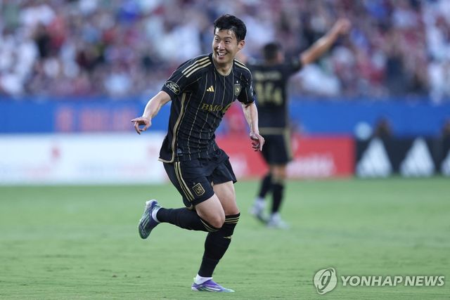 댈러스를 상대로 프리킥으로 MLS 데뷔골을 넣고 기뻐하는 손흥민