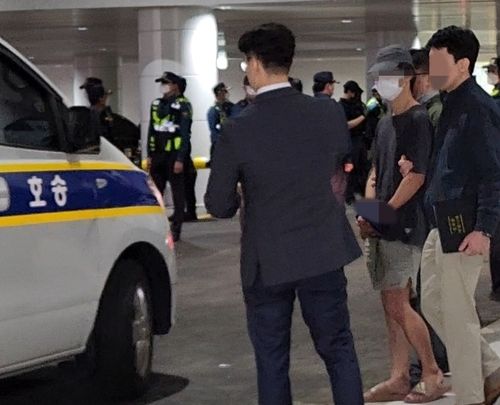 지난 18일 캄보디아에서 송환된 직후 서대문경찰서로 이송되는 A씨