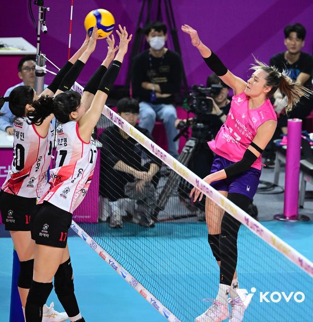 스파이크하는 흥국생명의 레베카(오른쪽)