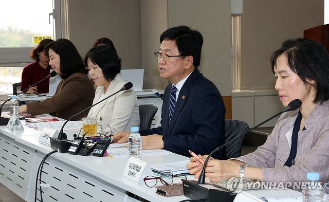 출입기자단 간담회 하는 최교진 교육부 장관